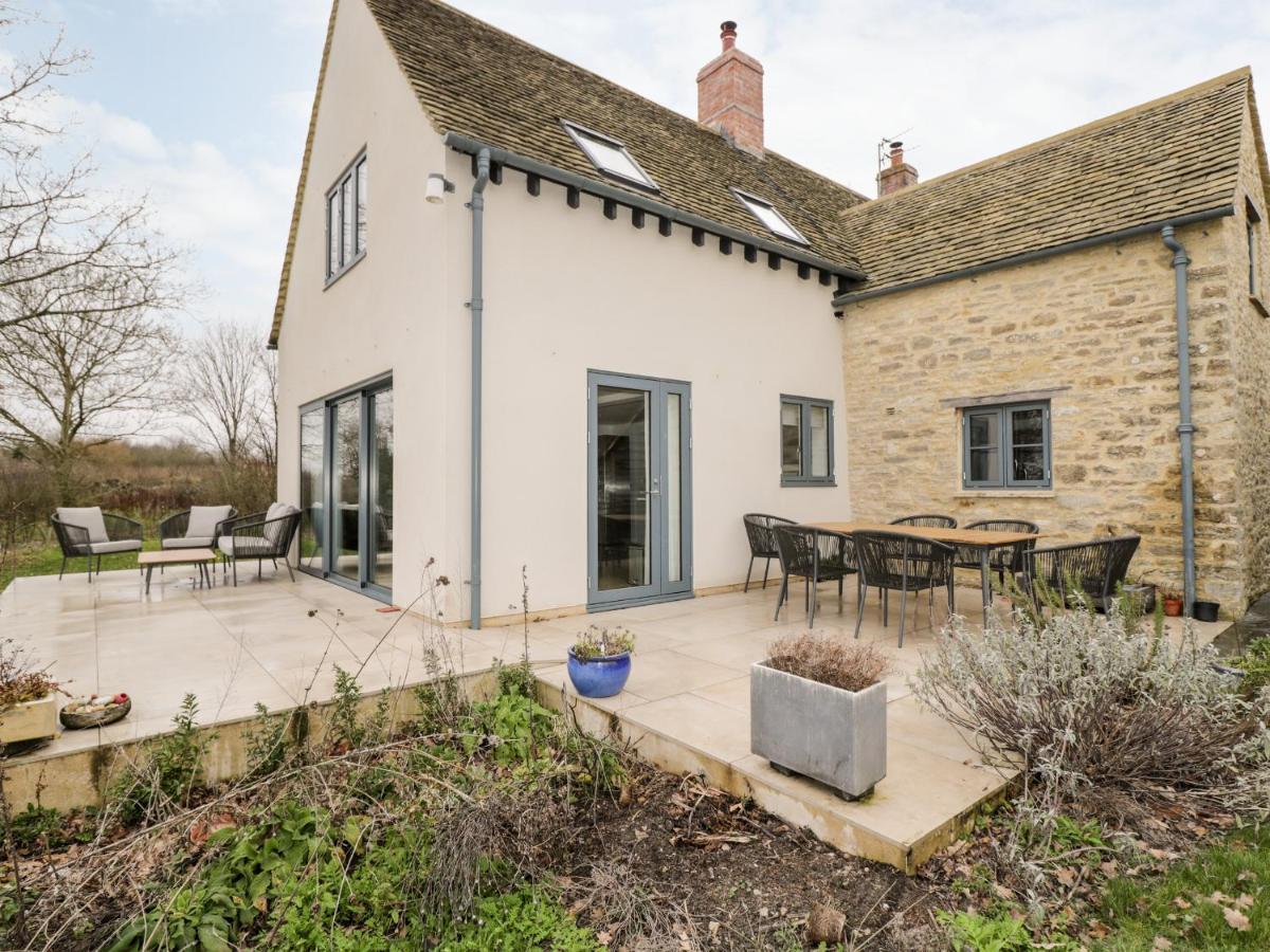 High Cogges Farm Holiday Cottages Witney Exterior photo